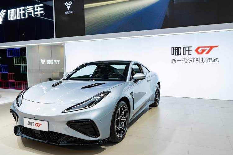 深圳123哪吒汽车在智能汽车领域的表现，领途汽车在新能源汽车市场中的影响力